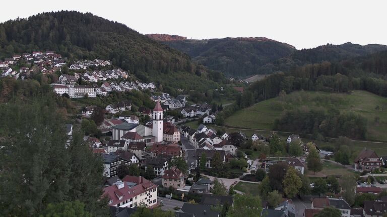 Dieses Bild zeigt eine Webcam-Aufnahme von Ottenhöfen, aufgenommen am Freitag, den 25.09.2026 um 19:10 Uhr