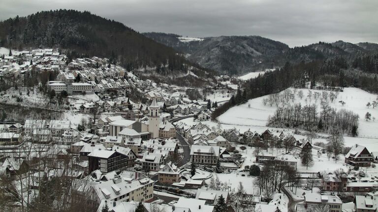 Dieses Bild zeigt eine Webcam-Aufnahme von Ottenhöfen, aufgenommen am Sonntag, den 04.01.2026 um 10:00 Uhr