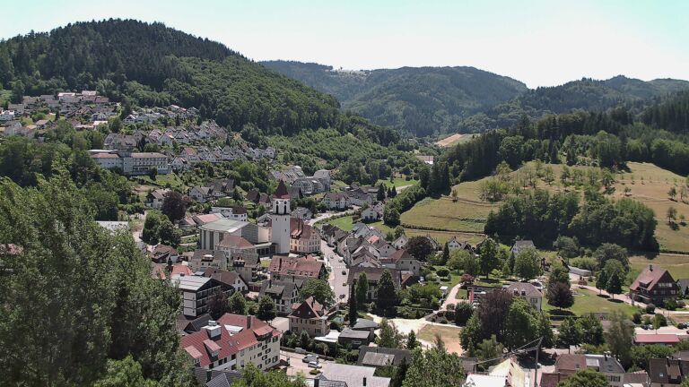Dieses Bild zeigt eine Webcam-Aufnahme von Ottenhöfen, aufgenommen am Freitag, den 10.07.2026 um 13:00 Uhr