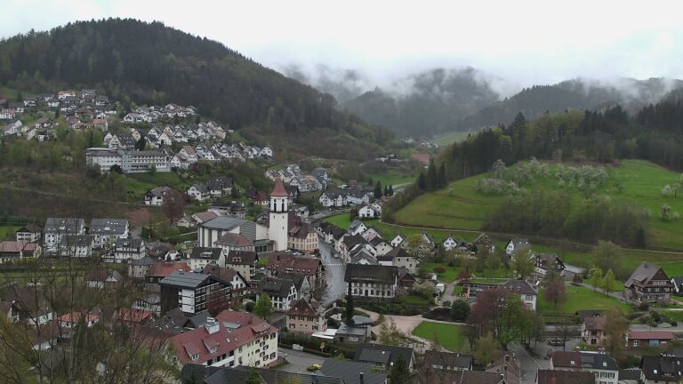 Dieses Bild zeigt eine Webcam-Aufnahme von Ottenhöfen, aufgenommen am Sonntag, den 12.04.2026 um 15:10 Uhr