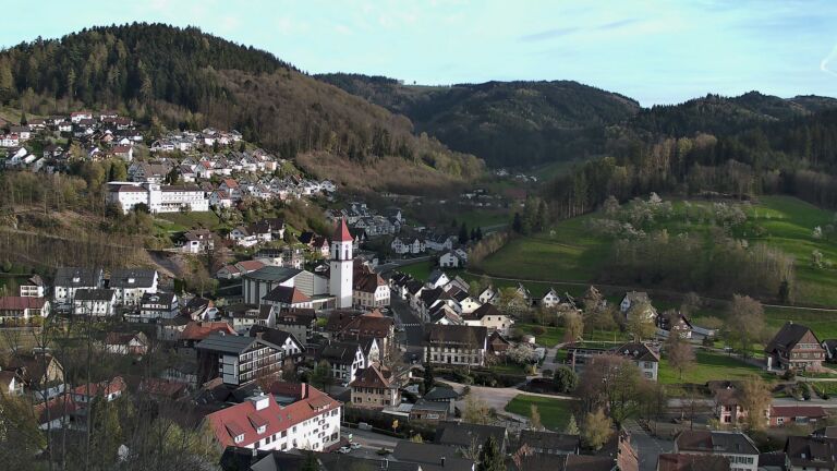 Dieses Bild zeigt eine Webcam-Aufnahme von Ottenhöfen, aufgenommen am Donnerstag, den 09.04.2026 um 19:10 Uhr