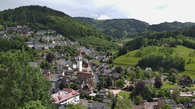 Dieses Bild zeigt eine Webcam-Aufnahme von Ottenhöfen, aufgenommen am Freitag, den 15.05.2026 um 15:20 Uhr