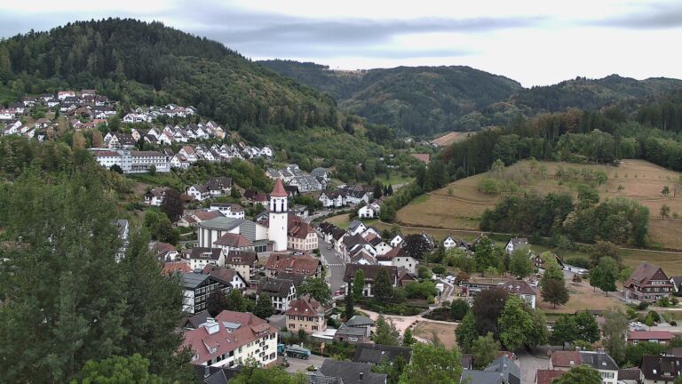 Dieses Bild zeigt eine Webcam-Aufnahme von Ottenhöfen, aufgenommen am Mittwoch, den 19.08.2026 um 08:00 Uhr