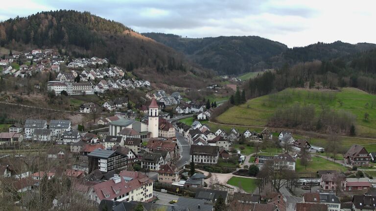 Dieses Bild zeigt eine Webcam-Aufnahme von Ottenhöfen, aufgenommen am Montag, den 16.03.2026 um 18:00 Uhr