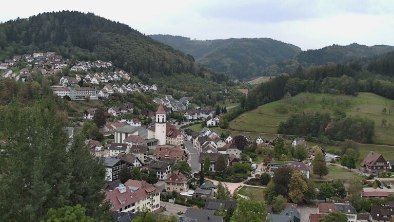 Dieses Bild zeigt eine Webcam-Aufnahme von Ottenhöfen, aufgenommen am Sonntag, den 04.10.2026 um 17:00 Uhr