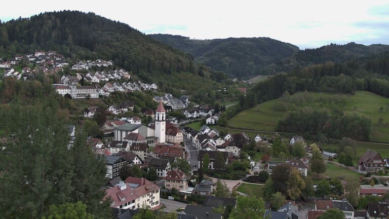 Dieses Bild zeigt eine Webcam-Aufnahme von Ottenhöfen, aufgenommen am Sonntag, den 11.10.2026 um 18:10 Uhr