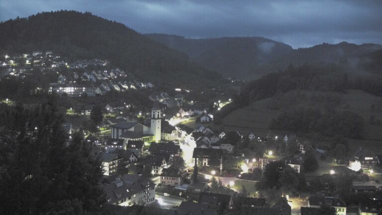 Dieses Bild zeigt eine Webcam-Aufnahme von Ottenhöfen, aufgenommen am Sonntag, den 10.05.2026 um 21:30 Uhr