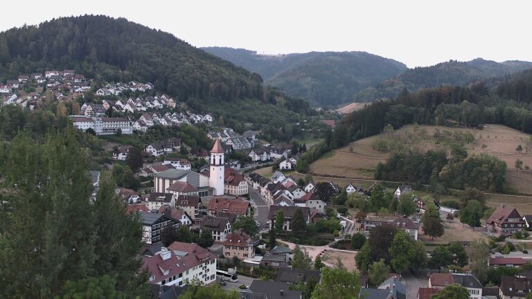 Dieses Bild zeigt eine Webcam-Aufnahme von Ottenhöfen, aufgenommen am Dienstag, den 18.08.2026 um 07:30 Uhr