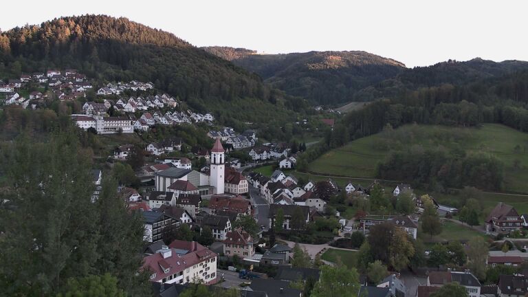 Dieses Bild zeigt eine Webcam-Aufnahme von Ottenhöfen, aufgenommen am Montag, den 12.10.2026 um 18:10 Uhr