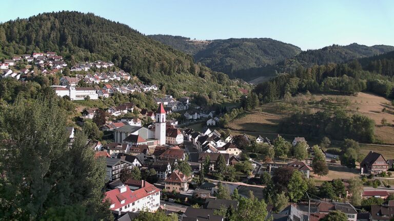 Dieses Bild zeigt eine Webcam-Aufnahme von Ottenhöfen, aufgenommen am Dienstag, den 11.08.2026 um 19:00 Uhr