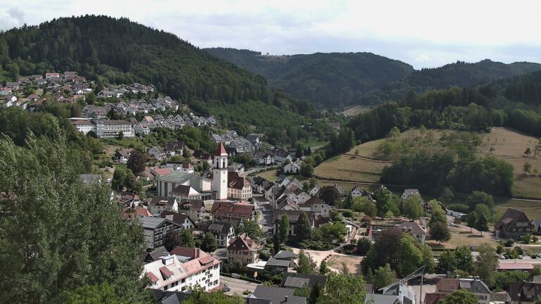 Dieses Bild zeigt eine Webcam-Aufnahme von Ottenhöfen, aufgenommen am Montag, den 10.08.2026 um 15:30 Uhr