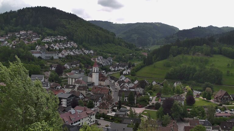 Dieses Bild zeigt eine Webcam-Aufnahme von Ottenhöfen, aufgenommen am Freitag, den 08.05.2026 um 13:50 Uhr