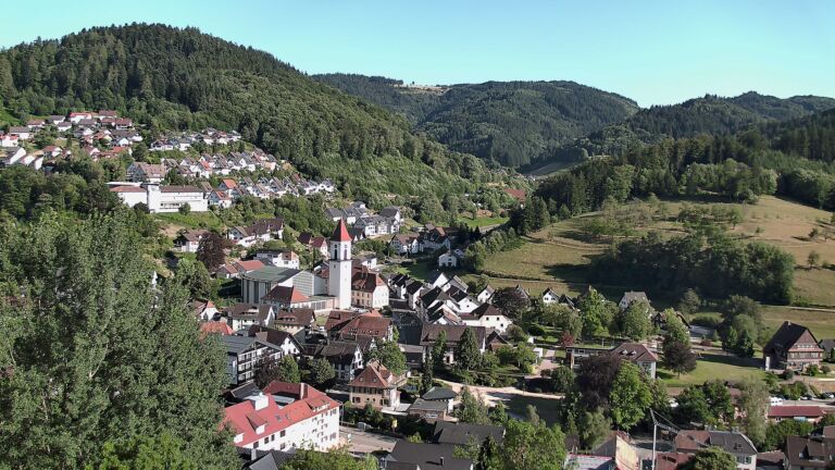 Dieses Bild zeigt eine Webcam-Aufnahme von Ottenhöfen, aufgenommen am Freitag, den 10.07.2026 um 18:40 Uhr