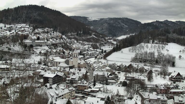 Dieses Bild zeigt eine Webcam-Aufnahme von Ottenhöfen, aufgenommen am Sonntag, den 04.01.2026 um 11:10 Uhr