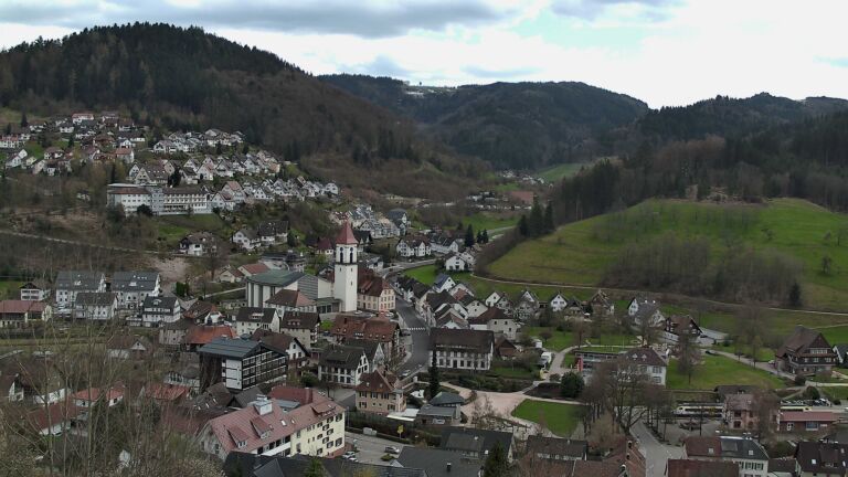 Dieses Bild zeigt eine Webcam-Aufnahme von Ottenhöfen, aufgenommen am Freitag, den 03.04.2026 um 17:00 Uhr