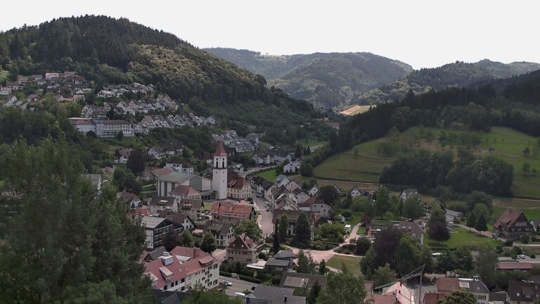 Dieses Bild zeigt eine Webcam-Aufnahme von Ottenhöfen, aufgenommen am Freitag, den 26.06.2026 um 13:40 Uhr