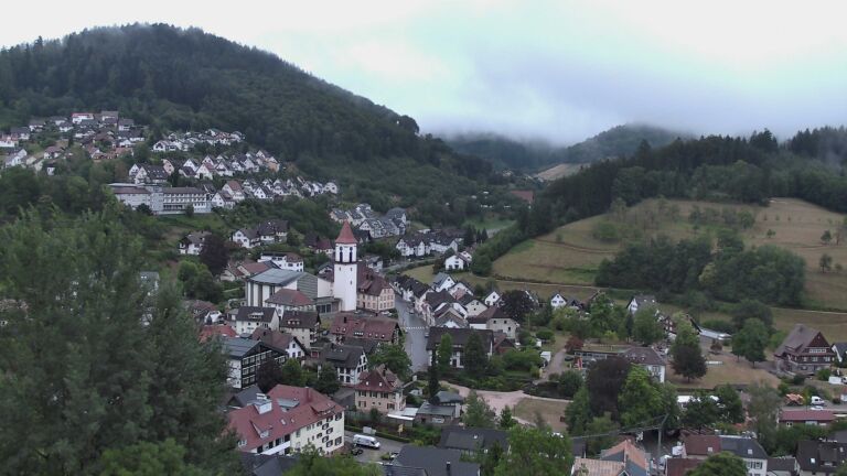 Dieses Bild zeigt eine Webcam-Aufnahme von Ottenhöfen, aufgenommen am Montag, den 27.07.2026 um 06:10 Uhr