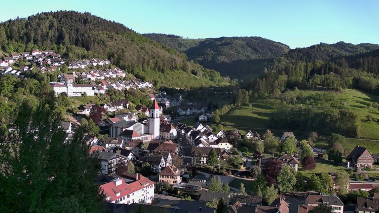 Dieses Bild zeigt eine Webcam-Aufnahme von Ottenhöfen, aufgenommen am Freitag, den 01.05.2026 um 19:30 Uhr