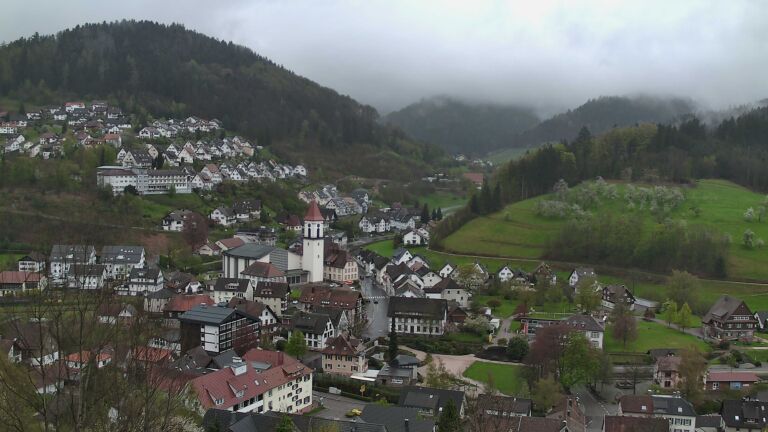 Dieses Bild zeigt eine Webcam-Aufnahme von Ottenhöfen, aufgenommen am Sonntag, den 12.04.2026 um 17:10 Uhr