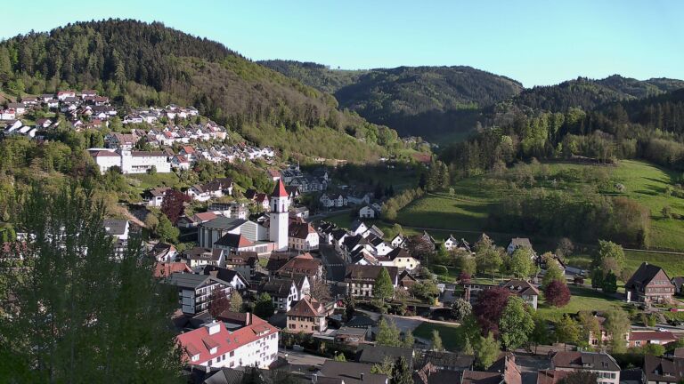Dieses Bild zeigt eine Webcam-Aufnahme von Ottenhöfen, aufgenommen am Sonntag, den 26.04.2026 um 19:10 Uhr