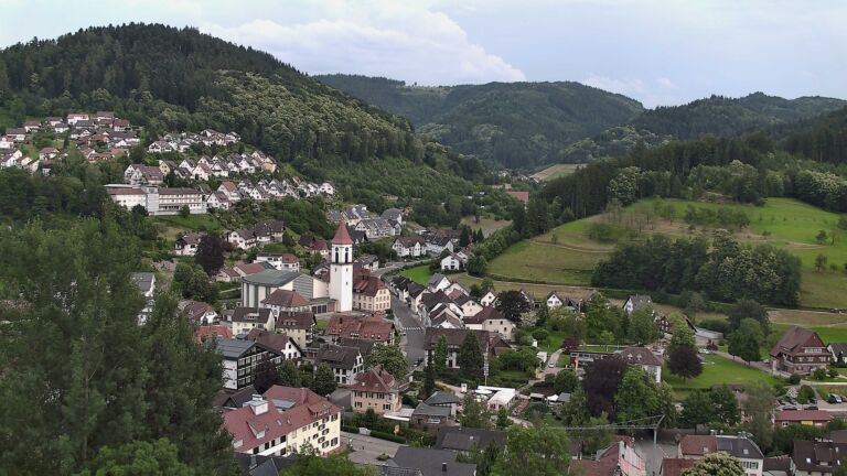 Dieses Bild zeigt eine Webcam-Aufnahme von Ottenhöfen, aufgenommen am Freitag, den 19.06.2026 um 19:20 Uhr