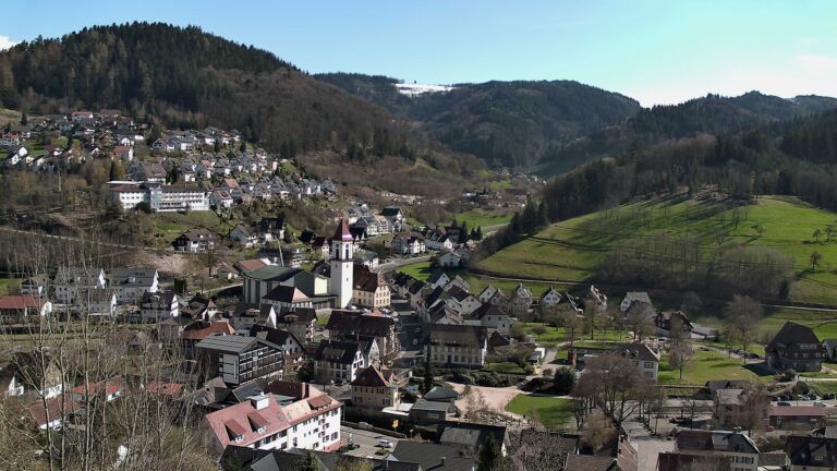 Dieses Bild zeigt eine Webcam-Aufnahme von Ottenhöfen, aufgenommen am Donnerstag, den 02.04.2026 um 16:10 Uhr