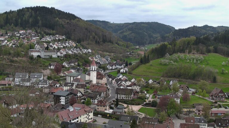 Dieses Bild zeigt eine Webcam-Aufnahme von Ottenhöfen, aufgenommen am Mittwoch, den 15.04.2026 um 19:00 Uhr