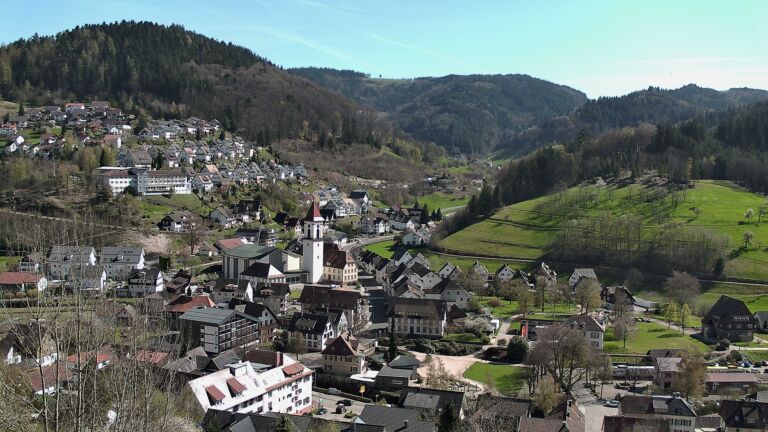 Dieses Bild zeigt eine Webcam-Aufnahme von Ottenhöfen, aufgenommen am Dienstag, den 07.04.2026 um 15:40 Uhr