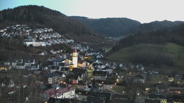 Dieses Bild zeigt eine Webcam-Aufnahme von Ottenhöfen, aufgenommen am Samstag, den 07.02.2026 um 18:00 Uhr