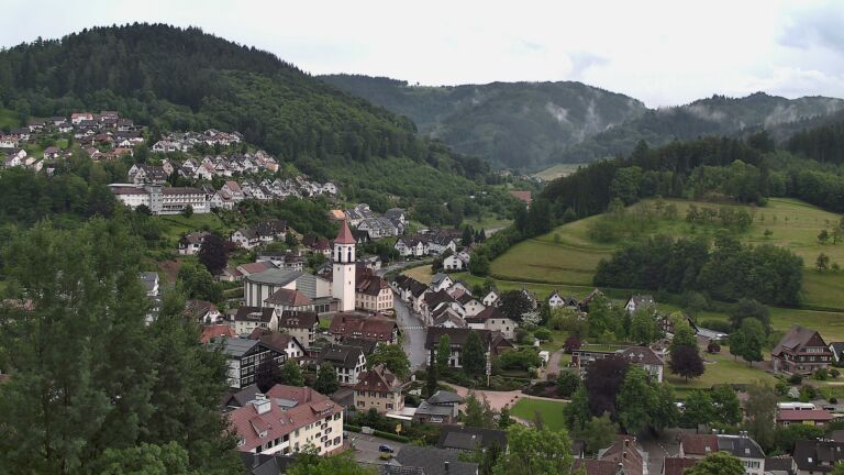 Dieses Bild zeigt eine Webcam-Aufnahme von Ottenhöfen, aufgenommen am Sonntag, den 31.05.2026 um 17:30 Uhr