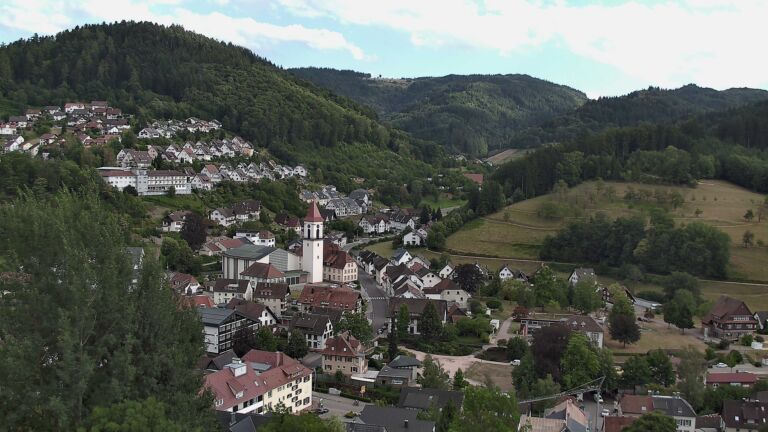 Dieses Bild zeigt eine Webcam-Aufnahme von Ottenhöfen, aufgenommen am Montag, den 27.07.2026 um 18:10 Uhr