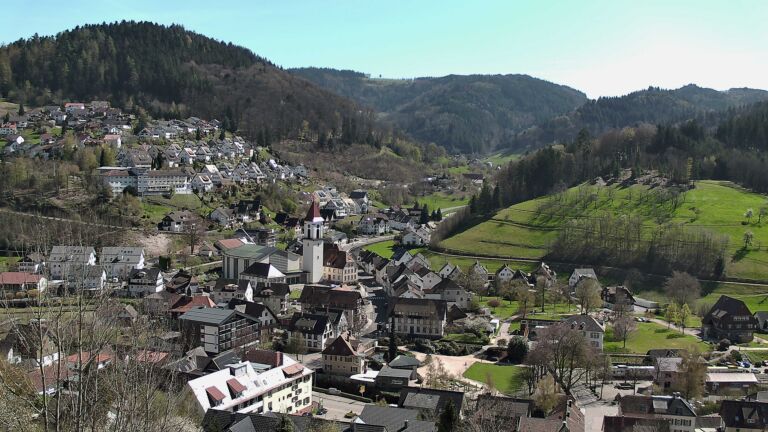 Dieses Bild zeigt eine Webcam-Aufnahme von Ottenhöfen, aufgenommen am Dienstag, den 07.04.2026 um 15:00 Uhr