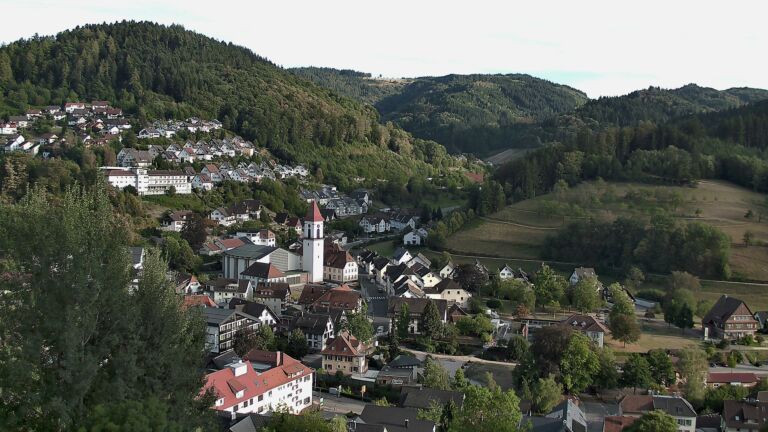 Dieses Bild zeigt eine Webcam-Aufnahme von Ottenhöfen, aufgenommen am Sonntag, den 23.08.2026 um 19:00 Uhr