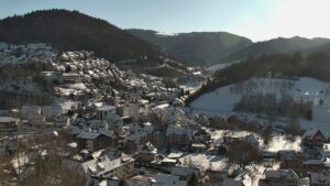 Dieses Bild zeigt eine Webcam-Aufnahme von Ottenhöfen, aufgenommen am Mittwoch, den 07.01.2026 um 13:10 Uhr