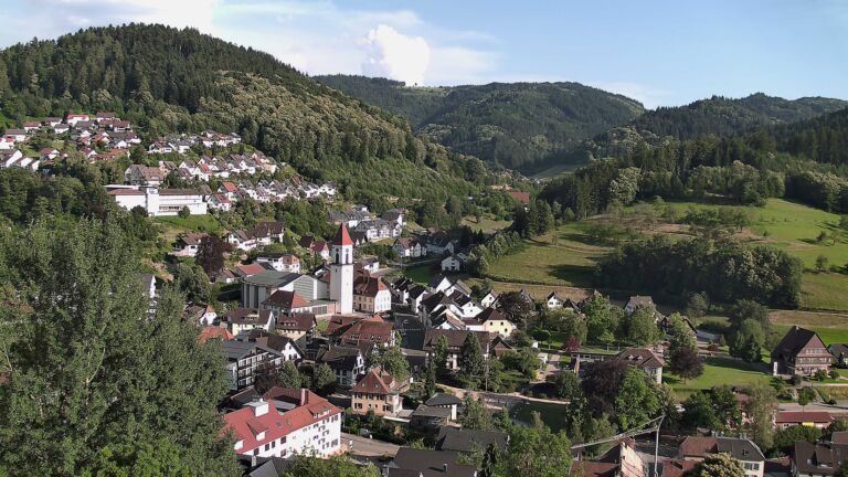 Dieses Bild zeigt eine Webcam-Aufnahme von Ottenhöfen, aufgenommen am Montag, den 22.06.2026 um 19:00 Uhr
