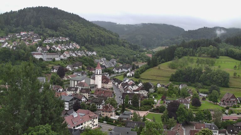 Dieses Bild zeigt eine Webcam-Aufnahme von Ottenhöfen, aufgenommen am Freitag, den 12.06.2026 um 12:30 Uhr
