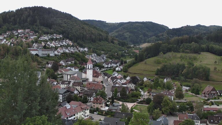 Dieses Bild zeigt eine Webcam-Aufnahme von Ottenhöfen, aufgenommen am Sonntag, den 13.09.2026 um 08:00 Uhr