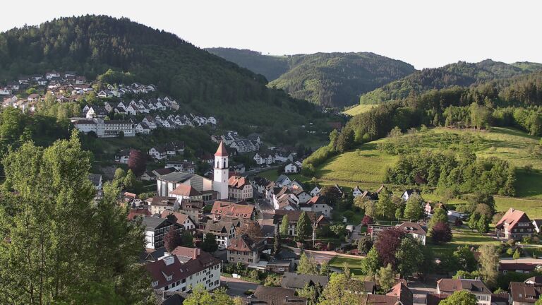 Dieses Bild zeigt eine Webcam-Aufnahme von Ottenhöfen, aufgenommen am Sonntag, den 10.05.2026 um 07:30 Uhr