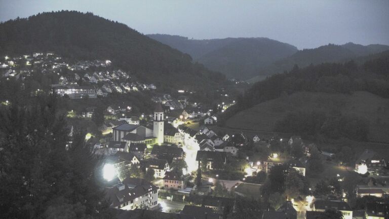 Dieses Bild zeigt eine Webcam-Aufnahme von Ottenhöfen, aufgenommen am Sonntag, den 04.10.2026 um 19:30 Uhr