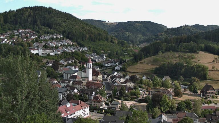 Dieses Bild zeigt eine Webcam-Aufnahme von Ottenhöfen, aufgenommen am Samstag, den 15.08.2026 um 17:50 Uhr