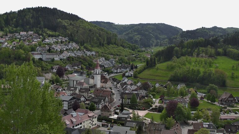 Dieses Bild zeigt eine Webcam-Aufnahme von Ottenhöfen, aufgenommen am Dienstag, den 28.04.2026 um 13:30 Uhr