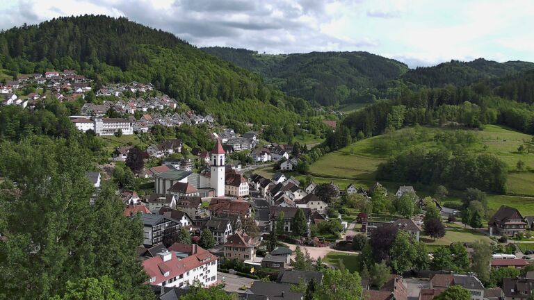 Dieses Bild zeigt eine Webcam-Aufnahme von Ottenhöfen, aufgenommen am Donnerstag, den 21.05.2026 um 17:30 Uhr