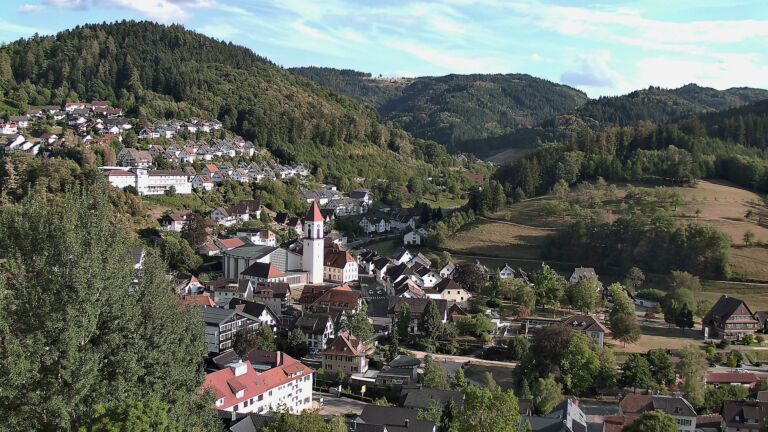 Dieses Bild zeigt eine Webcam-Aufnahme von Ottenhöfen, aufgenommen am Samstag, den 22.08.2026 um 18:30 Uhr