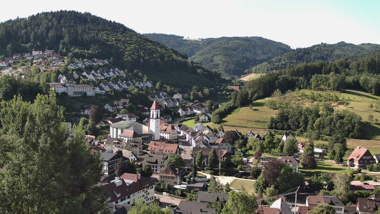 Dieses Bild zeigt eine Webcam-Aufnahme von Ottenhöfen, aufgenommen am Samstag, den 04.07.2026 um 08:50 Uhr