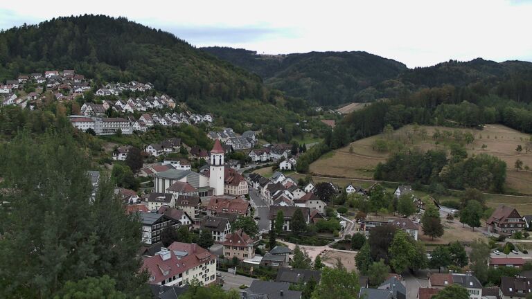 Dieses Bild zeigt eine Webcam-Aufnahme von Ottenhöfen, aufgenommen am Dienstag, den 18.08.2026 um 17:20 Uhr