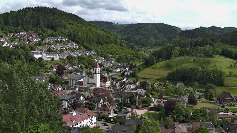 Dieses Bild zeigt eine Webcam-Aufnahme von Ottenhöfen, aufgenommen am Donnerstag, den 21.05.2026 um 17:20 Uhr