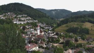 Dieses Bild zeigt eine Webcam-Aufnahme von Ottenhöfen, aufgenommen am Freitag, den 17.07.2026 um 17:00 Uhr