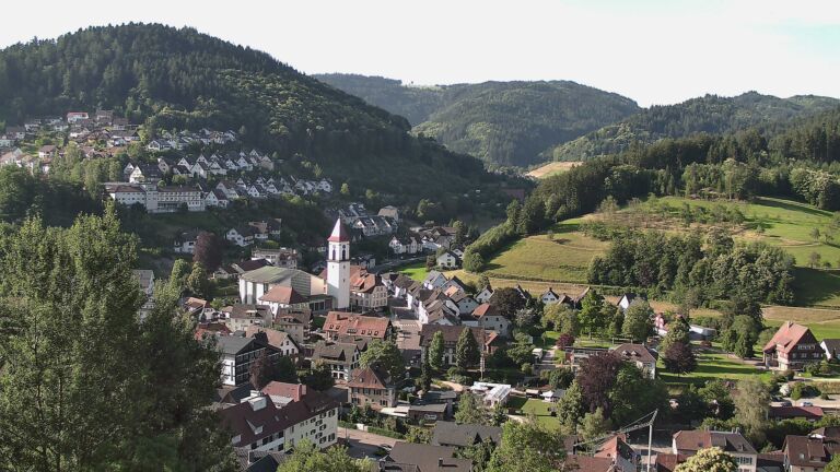 Dieses Bild zeigt eine Webcam-Aufnahme von Ottenhöfen, aufgenommen am Freitag, den 19.06.2026 um 08:10 Uhr
