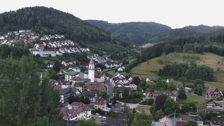 Dieses Bild zeigt eine Webcam-Aufnahme von Ottenhöfen, aufgenommen am Freitag, den 10.07.2026 um 06:10 Uhr