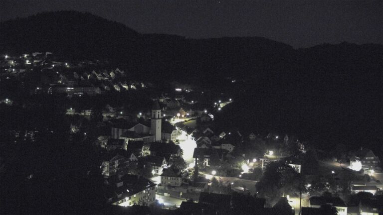Dieses Bild zeigt eine Webcam-Aufnahme von Ottenhöfen, aufgenommen am Montag, den 13.07.2026 um 04:00 Uhr
